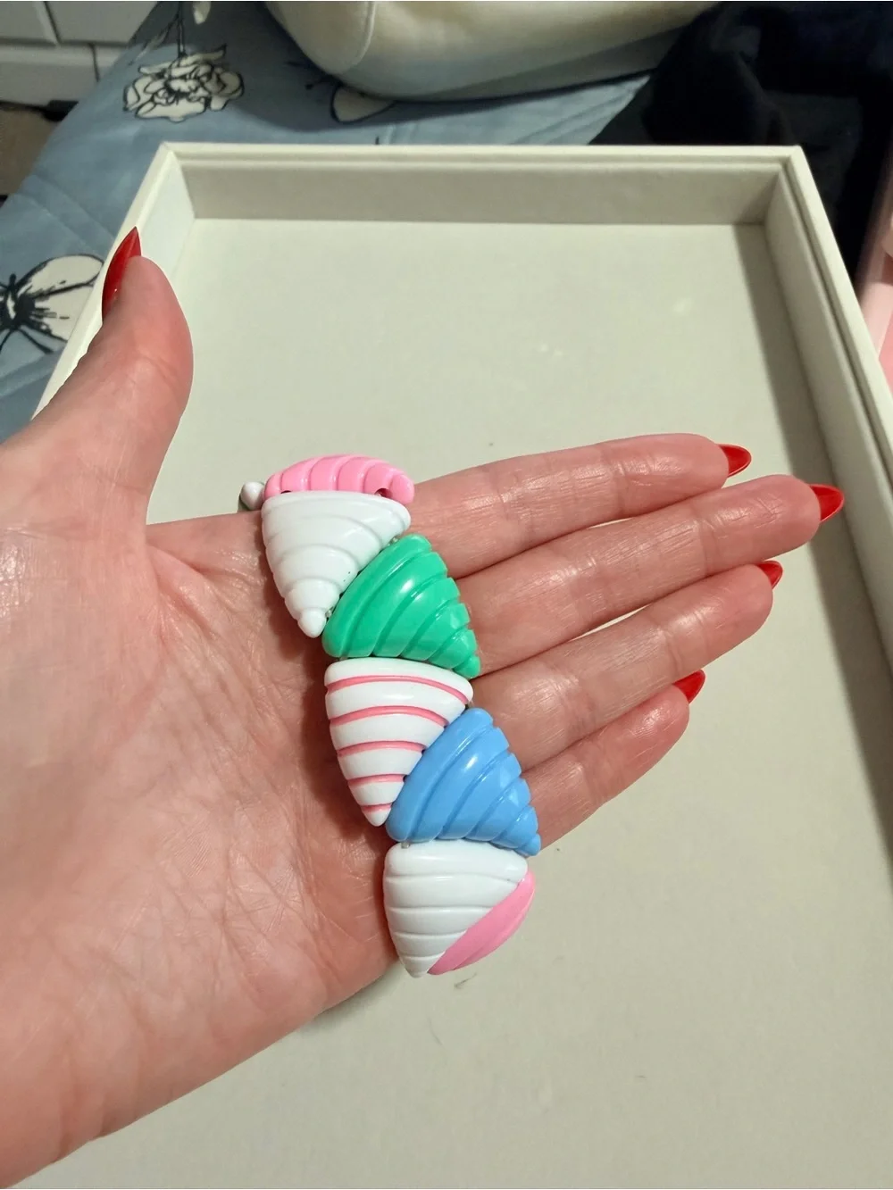 80’s Colorful Shell-Style Resin Stretch Bracelet - Pink, Blue, White, Green